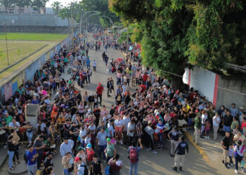 MEX8610. TAPACHULA (MÉXICO), 26/12/2024.- Fotografía aérea que muestra migrantes haciendo fila el 22 de diciembre de 2024, para realizar sus procesos migratorios, en el municipio de Tapachula en Chiapas (México). Migrantes en la frontera sur de México piden apoyo a la presidenta, Claudia Sheinbaum, para que los deporte porque prefieren retornar a sus países antes que quedarse en territorio mexicano ante las restricciones que se avecinan con el mandatario electo de Estados Unidos, Donald Trump. EFE/ Juan Manuel Blanco