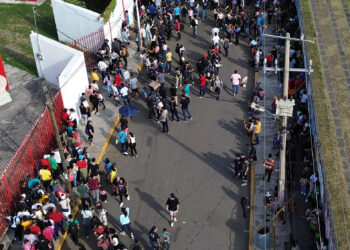 MEX8610. TAPACHULA (MÉXICO), 26/12/2024.- Fotografía aérea que muestra migrantes haciendo fila para realizar sus procesos migratorios, el 22 de diciembre de 2024 en el municipio de Tapachula en Chiapas (México). Migrantes en la frontera sur de México piden apoyo a la presidenta, Claudia Sheinbaum, para que los deporte porque prefieren retornar a sus países antes que quedarse en territorio mexicano ante las restricciones que se avecinan con el mandatario electo de Estados Unidos, Donald Trump. EFE/ Juan Manuel Blanco