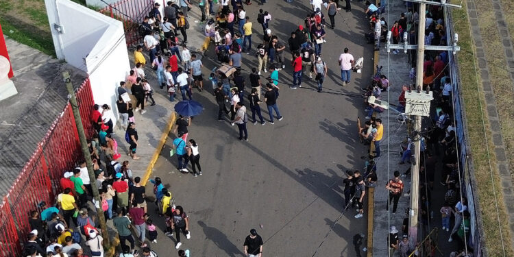 MEX8610. TAPACHULA (MÉXICO), 26/12/2024.- Fotografía aérea que muestra migrantes haciendo fila para realizar sus procesos migratorios, el 22 de diciembre de 2024 en el municipio de Tapachula en Chiapas (México). Migrantes en la frontera sur de México piden apoyo a la presidenta, Claudia Sheinbaum, para que los deporte porque prefieren retornar a sus países antes que quedarse en territorio mexicano ante las restricciones que se avecinan con el mandatario electo de Estados Unidos, Donald Trump. EFE/ Juan Manuel Blanco