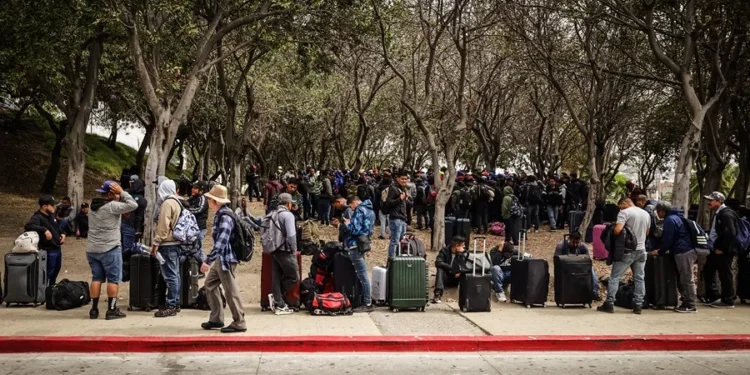 Jornaleros se reúnen para trasladarse y trabajar en campos agrícolas de California, el 8 de octubre de 2024, en la ciudad de Tijuana (México). EFE/Joebeth Terríquez