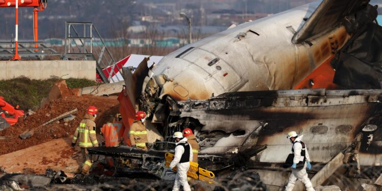 Muan (South Korea), 29/12/2024.- Integrantes del cuerpo del bomberos trabaja en los restos del avión de Jeju Air en el aeropuerto internacional de Muan este domingo, al suroeste de Seúl (Corea del Sur). Según la Agencia Nacional de Bomberos, un avión de pasajeros que transportaba a 181 personas estalló en llamas tras salirse de la pista en un aeropuerto del condado de Muan, al suroeste de Corea del Sur, dejando al menos 176 muertos. EFE/EPA/EFE/ Han Myung-gu