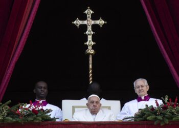 Vatican City (Vatican City State (holy See)), 25/12/2024.- Pope Francis leads the traditional Urbi et Orbi Christmas Day blessing from the central balcony of Saint Peter's Square at the Vatican City, 25 December 2024. (Papa) EFE/EPA/ANGELO CARCONI