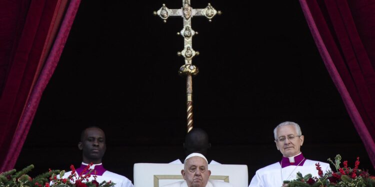 Vatican City (Vatican City State (holy See)), 25/12/2024.- Pope Francis leads the traditional Urbi et Orbi Christmas Day blessing from the central balcony of Saint Peter's Square at the Vatican City, 25 December 2024. (Papa) EFE/EPA/ANGELO CARCONI