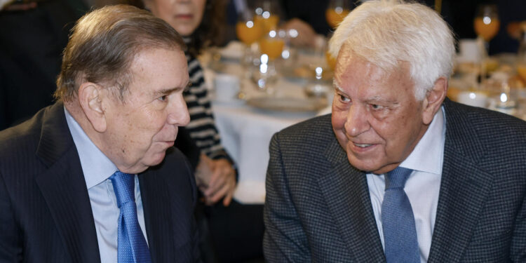 MADRID, 23/12/2024.- El expresidente del Gobierno Felipe González (d) conversa con el dirigente opositor venezolano Edmundo González Urrutia (i) antes de un desayuno informativo en Madrid, este lunes, tres días después de que España confirmara que le concedió el asilo que había solicitado tras su llegada al país el 8 de septiembre. EFE/ Mariscal