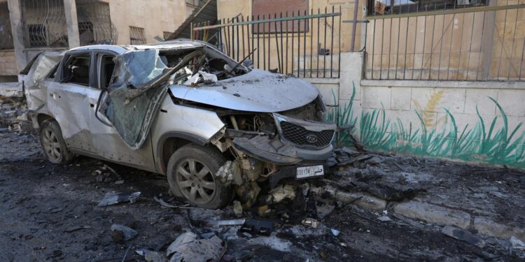 Idlib (Syrian Arab Republic), 01/12/2024.- A damaged car after an airstrike in Idlib, northern Syria, 01 December 2024. According to the White Helmets, the Syrian civil group in northwestern Syria, at least eight people, including two children, were killed and 63 others injured in airstrikes carried out on residential neighborhoods in Idlib city. Syrian opposition forces led by the Islamist militant group Hayat Tahrir al-Sham (HTS) launched a large offensive on 27 November, taking large parts of Aleppo, the country's second-biggest city, triggering counterattacks by Syrian regime forces on opposition-controlled areas as well as Russian and Syrian airstrikes. (Rusia, Siria) EFE/EPA/MOHAMMED AL-RIFAI