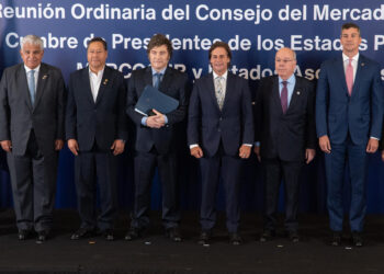 AME3740. MONTEVIDEO (URUGUAY), 06/12/2024.- Desde la izquierda, los presidentes de Panamá, José Raúl Mulino; de Bolivia, Luis Arce; de Argentina, Javier Milei; de Uruguay, Luis Lacalle Pou; el ministro de Relaciones Exteriores de Brasil, Mauro Vieira, y el presidente de Paraguay, Santiago Peña, posan en la sede del Mercosur este viernes, en Montevideo (Uruguay). Mercosur y la Unión Europea acuerdan en Montevideo el texto de un tratado de libre comercio que han cerrado después de casi 25 años de negociaciones y que tendrá que pasar por un proceso de ratificación en ambos bloques continentales. EFE/ Sofía Torres