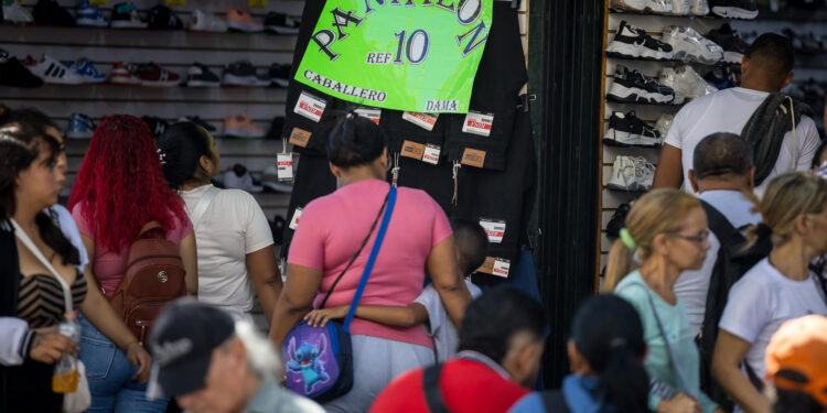 AME3731. CARACAS (VENEZUELA), 06/12/2024.- Fotografía del 29 de noviembre del 2024 de personas comprando en varios comercios en Caracas (Venezuela). Pantalones en 40 euros, cosméticos a partir de 10 euros y una promoción de dos camisetas por 20 ofrece una tienda de un país que no es europeo ni ha adoptado formalmente la divisa. Son los precios de un establecimiento en un centro comercial de Caracas, la capital de la Venezuela multimoneda. EFE/ Miguel Gutiérrez