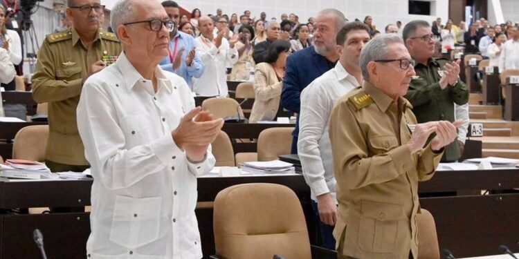 El general de ejército Raúl Castro (derecha) participa en las sesiones del parlamento cubano en La Habana. Estudios Revolución