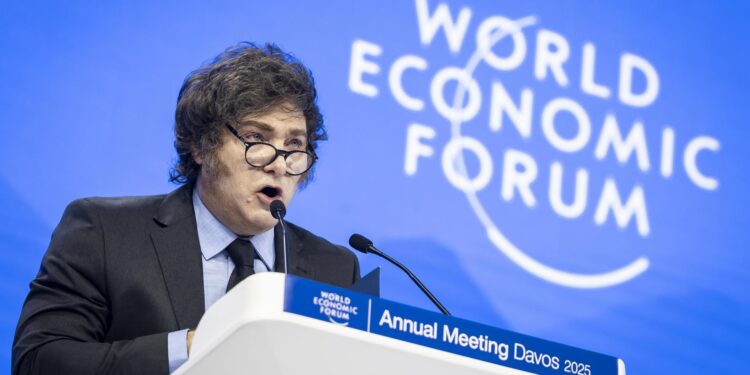 Davos (Switzerland Schweiz Suisse), 23/01/2025.- President of Argentina Javier Milei speaks during a panel session at the 55th annual meeting of the World Economic Forum (WEF), in Davos, Switzerland, 23 January 2025. (Suiza) EFE/EPA/MICHAEL BUHOLZER