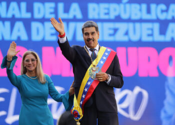 ATENCIÓN EDITORES CORRIGE INFORMACIÓN DE CIUDAD
AME301. CARACAS (VENEZUELA), 10/01/2025.- El líder chavista Nicolás Maduro saluda a sus seguidores junto a su esposa Cilia Flores este viernes, en Caracas (Venezuela). Maduro defendió este viernes su investidura presidencial para un tercer sexenio, cuestionada por el antichavismo y gran parte de la comunidad internacional tras las denuncias opositoras de "fraude" en las elecciones de julio pasado, como una "gran victoria venezolanista" y celebró que no la pudieran "impedir". EFE/ Ronald Peña R.