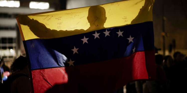 AME077. SAN JOSÉ (COSTA RICA), 09/01/2025.- Una persona venezolana sostiene una bandera en una manifestación este jueves, en la Plaza de la Democracia de San José (Costa Rica). Decenas de venezolanos radicados en Costa Rica se manifestaron este jueves por la "libertad" de Venezuela y para expresar su apoyo al líder opositor Edmundo González Urrutia, a quien consideran el presidente electo de su país. EFE/ Jeffrey Arguedas