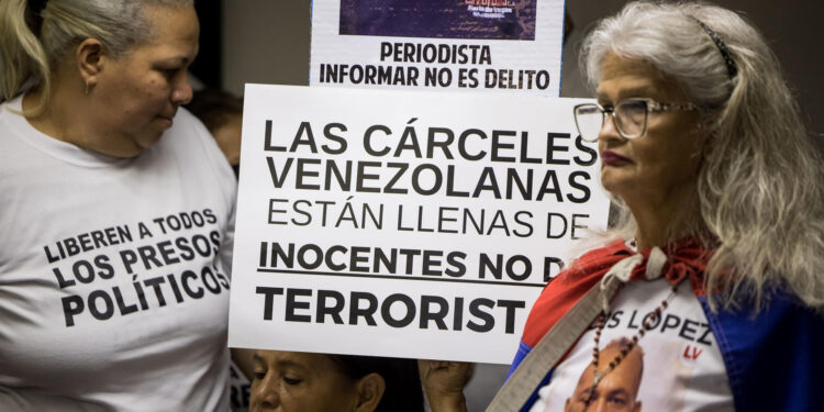 AME4718. CARACAS (VENEZUELA), 28/01/2025.- Familiares de presos políticos sostienen carteles durante una rueda de prensa este martes, en Caracas (Venezuela). Familiares de los considerados "presos políticos" en Venezuela denunciaron que los reos, casi todos detenidos tras la crisis postelectoral, han sido sometidos a "torturas", así como "aislamientos prolongados", por lo que, en diversos casos, no han podido visitarlos en los centros de reclusión. EFE/ Miguel Gutiérrez