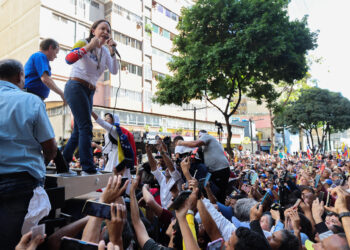 AME9799. CARACAS (VENEZUELA), 09/01/2025.- La líder antichavista María Corina Machado pronuncia un discurso este jueves, en una manifestación en Caracas (Venezuela). Machado anunció, a un día de la toma de posesión presidencial, el comienzo de una "nueva fase" del proceso para "la libertad de Venezuela", y pidió a los ciudadanos estar atentos a las señales sobre los próximos pasos. EFE/ Miguel Gutiérrez