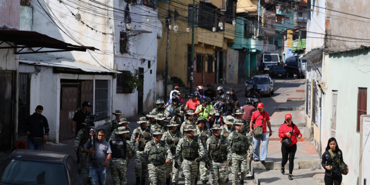 AME3524. CARACAS (VENEZUELA), 23/01/2025.- Integrantes de la Fuerza Armada Nacional Bolivariana (FANB) participan en una serie de ejercicios militares este jueves, en Caracas (Venezuela). EFE/ Miguel Gutiérrez