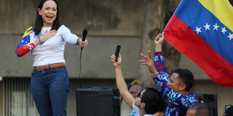 AME9799. CARACAS (VENEZUELA), 09/01/2025.- La líder antichavista María Corina Machado saluda a sus seguidores este jueves, en una manifestación en Caracas (Venezuela). Machado anunció, a un día de la toma de posesión presidencial, el comienzo de una "nueva fase" del proceso para "la libertad de Venezuela", y pidió a los ciudadanos estar atentos a las señales sobre los próximos pasos. EFE/ Miguel Gutiérrez