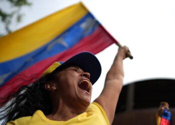 -FOTODELDÍA- AME9941. CALI (COLOMBIA), 09/01/2025.- Una ciudadana venezolana asiste a una concentración este jueves, en Cali (Colombia). Ciudadanos venezolanos se concentraron en respuesta a la convocatoria de la líder opositora María Corina Machado y en apoyo a Edmundo González Urrutia, a quien consideran su presidente electo y esperan que asuma el viernes la presidencia de Venezuela. EFE/ Ernesto Guzmán