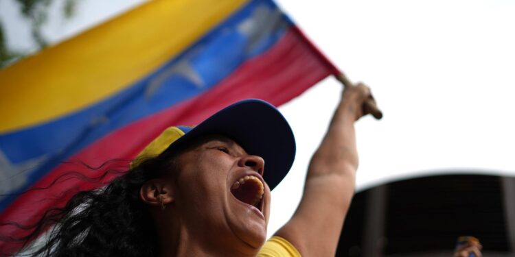 -FOTODELDÍA- AME9941. CALI (COLOMBIA), 09/01/2025.- Una ciudadana venezolana asiste a una concentración este jueves, en Cali (Colombia). Ciudadanos venezolanos se concentraron en respuesta a la convocatoria de la líder opositora María Corina Machado y en apoyo a Edmundo González Urrutia, a quien consideran su presidente electo y esperan que asuma el viernes la presidencia de Venezuela. EFE/ Ernesto Guzmán