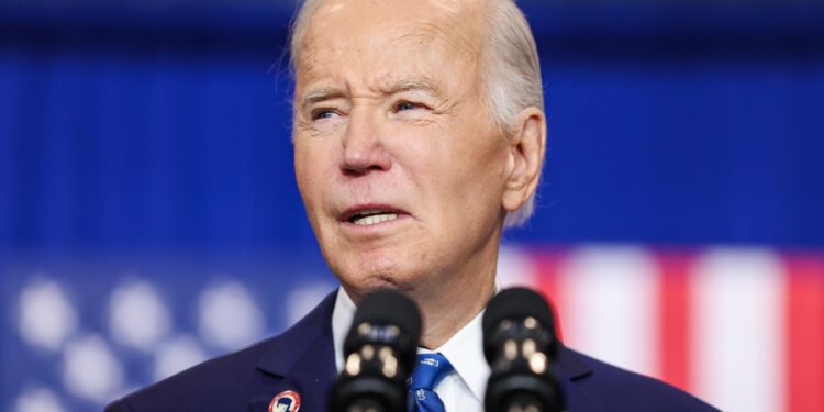 EA1081. BOGOTÁ (COLOMBIA), 01/01/2025.- Fotografía de archivo del 16 de diciembre del 2024 del presidente de los Estados Unidos, Joe Biden, durante un evento en Washington (EE.UU.). Biden dijo a la prensa que sintió "ira y frustración" cuando se le informó sobre el atropello masivo en el corazón de Nueva Orleans durante la madrugada de este miércoles, que dejó al menos 10 muertos. EFE/EPA/ Samuel Corum / Pool /ARCHIVO