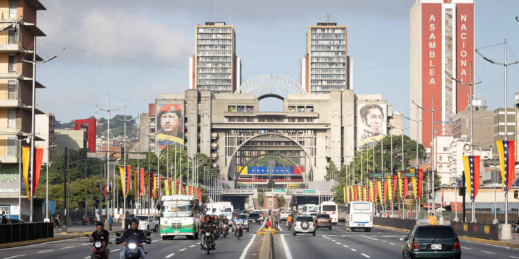 AME9074. CARACAS (VENEZUELA), 07/01/2025.- Fotografía de una avenida este lunes, en Caracas (Venezuela). La Venezuela que el 10 de enero comienza un nuevo sexenio presidencial arrastra problemas en economía, infraestructura, servicios públicos, salud, educación e instituciones, entre otros, que obstruyen el camino hacia una recuperación sostenida y que, por tanto, supondrán los principales desafíos para el período 2025-2031. EFE/ Ronald Peña R.