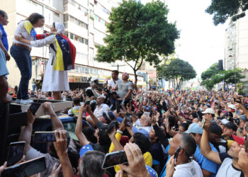 AME9799. CARACAS (VENEZUELA), 09/01/2025.- La líder antichavista María Corina Machado saluda a una de sus seguidoras este jueves, en una manifestación en Caracas (Venezuela). Machado expresó, cuando salió de la clandestinidad para participar en una protesta en Caracas, que Venezuela "superó el miedo" al estar en las calles para -aseguró- defender el reclamado triunfo de Edmundo González Urrutia en las elecciones del pasado julio, en las que Nicolás Maduro fue proclamado ganador por el organismo comicial. EFE/ Miguel Gutiérrez