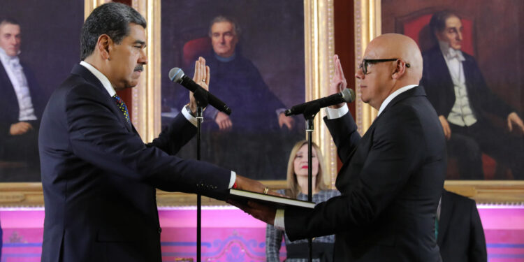 AME170. CARACAS (VENEZUELA), 10/01/2025.- Fotografía cedida por el Palacio de Miraflores del presidente de Venezuela, Nicolás Maduro (i), durante su juramentación frente al presidente de la Asamblea Nacional (AN) de Venezuela, Jorge Rodríguez, este viernes, en Caracas (Venezuela). Maduro fue juramentado como el presidente de Venezuela, para el período 2025-2031, por la Asamblea Nacional (AN, Parlamento), controlado por el oficialismo, pese a que la oposición mayoritaria reivindica que Edmundo González Urrutia fue el ganador de los comicios de julio pasado. EFE/ Palacio de Miraflores /SOLO USO EDITORIAL/ SOLO DISPONIBLE PARA ILUSTRAR LA NOTICIA QUE ACOMPAÑA (CRÉDITO OBLIGATORIO)