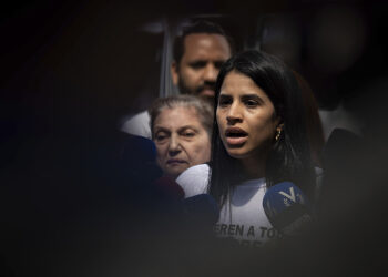 AME4822. CARACAS (VENEZUELA), 11/12/2024.- La pareja de Jesús Armas, Sairam Rivas, habla durante una rueda de prensa frente al Ministerio Público, este miércoles, en Caracas (Venezuela). La familia del activista y exconcejal de Caracas Jesús Armas, detenido el martes en la capital de Venezuela, exigió al Estado información sobre su paradero y que sea liberado de manera "plena e inmediata". EFE/ Ronald Peña