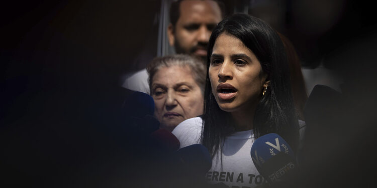 AME4822. CARACAS (VENEZUELA), 11/12/2024.- La pareja de Jesús Armas, Sairam Rivas, habla durante una rueda de prensa frente al Ministerio Público, este miércoles, en Caracas (Venezuela). La familia del activista y exconcejal de Caracas Jesús Armas, detenido el martes en la capital de Venezuela, exigió al Estado información sobre su paradero y que sea liberado de manera "plena e inmediata". EFE/ Ronald Peña