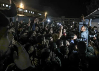 Palestinos celebran en las calles de Khan Younis, Gaza, el 15 de enero de 2025, tras el anuncio de un acuerdo de alto el fuego y liberación de rehenes entre Israel y Hamás. Foto: Abed Rahim Khatib/picture alliance vía Getty Images