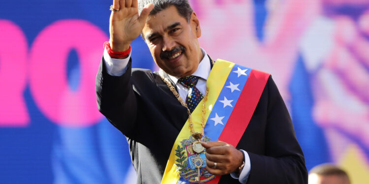 AME316. CARACAS (VENEZUELA), 10/01/2025.- El líder chavista Nicolás Maduro saluda durante un acto este viernes, en Caracas (Venezuela). Maduro defendió este viernes su investidura presidencial para un tercer sexenio, cuestionada por el antichavismo y gran parte de la comunidad internacional tras las denuncias opositoras de "fraude" en las elecciones de julio pasado, como una "gran victoria venezolanista" y celebró que no la pudieran "impedir". EFE/ Ronald Peña R.