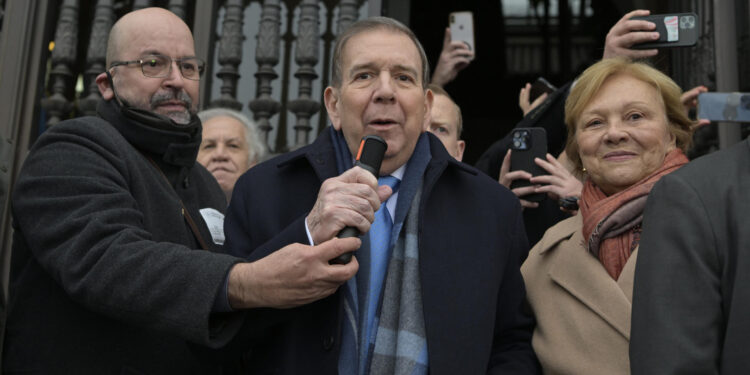 AME9000. WASHINGTON (ESTADOS UNIDOS), 06/01/2025.- El líder opositor venezolano Edmundo González Urrutia (c) habla frente a simpatizantes luego de una reunión privada con el secretario de la OEA Luis Almagro este lunes, en el edificio principal de la organización en Washington DC (EE.UU.). EFE/ Lenin Nolly