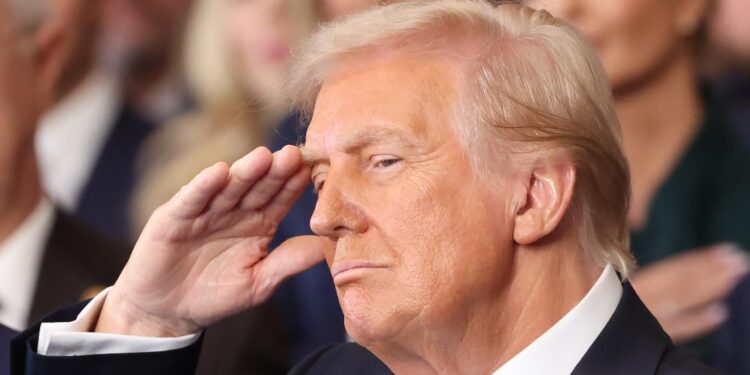 Washington (United States), 20/01/2025.- U.S. President Donald Trump salutes during singing of the Star-Spangled Banner on the day of his Presidential Inauguration at the Rotunda of the U.S. Capitol in Washington, DC, USA, 20 January 2025. EFE/EPA/KEVIN LAMARQUE / POOL