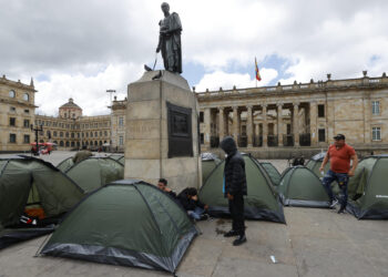 AME4963. BOGOTÁ (COLOMBIA), 29/01/2025.- Fotografía de un campamento de líderes campesinos de la región del Catatumbo este miércoles, en la Plaza de Bolívar en Bogotá (Colombia). La violencia generada por los enfrentamientos entre la guerrilla del Ejército de Liberación Nacional (ELN) y el Frente 33 de las disidencias de las FARC ha causado el desplazamiento de más de 40.000 personas. EFE/ Mauricio Dueñas Castañeda