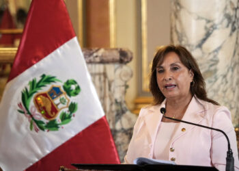 AME4924. LIMA (PERÚ), 29/01/2025.- La presidenta de Perú, Dina Boluarte (d), habla durante una rueda de prensa este miércoles, en el Palacio de Gobierno en Lima (Perú). Boluarte recibió con honores a González Urrutia, que reclama su victoria en las elecciones presidenciales de su país en julio pasado. EFE/ John Reyes Mejía