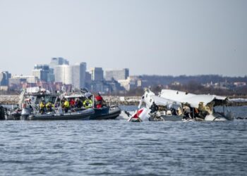 Washington (United States), 30/01/2025.- A handout photo made available by the US Coast Guard shows the wreckage of a commercial airplane (R) that collided with an US Army Black Hawk helicopter on Wednesday night in the Potomac River in Washington, DC, USA, 30 January 2025. A PSA Airlines Bombardier CRJ700 regional jet, carrying 64 people, collided in midair on 29 January with a US Army Black Hawk helicopter, carrying three US service members, while on approach to Ronald Reagan National Airport, killing everyone on board both aircraft. EFE/EPA/PETTY OFFICER 2ND CLASS TAYLOR BACON / US COAST GUARD HANDOUT HANDOUT EDITORIAL USE ONLY/NO SALES