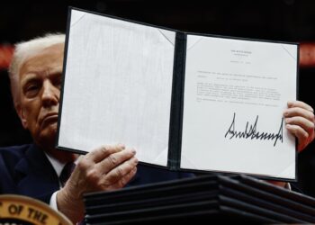 Washington (United States), 20/01/2025.- President Donald Trump holds up an executive order after signing it during an indoor inauguration event at the Capital One Arena in Washington, DC, USA, 20 January 2025. Trump was sworn in for a second term as president of the United States on 20 January. The presidential inauguration was held indoors due to extreme cold temperatures in DC. (Estados Unidos) EFE/EPA/ANNA MONEYMAKER / POOL