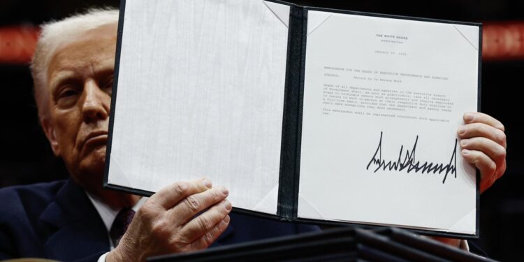 Washington (United States), 20/01/2025.- President Donald Trump holds up an executive order after signing it during an indoor inauguration event at the Capital One Arena in Washington, DC, USA, 20 January 2025. Trump was sworn in for a second term as president of the United States on 20 January. The presidential inauguration was held indoors due to extreme cold temperatures in DC. (Estados Unidos) EFE/EPA/ANNA MONEYMAKER / POOL