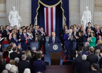 Washington (United States), 20/01/2025.- Attendees applaud U.S. President Donald Trump on the day of his Presidential Inauguration at the Rotunda of the U.S. Capitol in Washington, U.S. January 20, 2025. EFE/EPA/Fabrizio Bensch / POOL