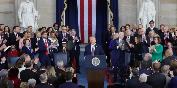 Washington (United States), 20/01/2025.- Attendees applaud U.S. President Donald Trump on the day of his Presidential Inauguration at the Rotunda of the U.S. Capitol in Washington, U.S. January 20, 2025. EFE/EPA/Fabrizio Bensch / POOL