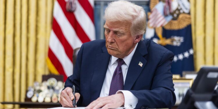 Washington (United States), 20/01/2025.- US President Donald Trump signs numerous executive orders, including pardons for defendants from the January 6th riots and a delay on the TikTok ban, on the first day of his presidency in the Oval Office of the White House in Washington, DC, USA, 20 January 2025. Trump, who defeated Kamala Harris to become the 47th president of the United States, was sworn in earlier in the day, though the planned outdoor ceremonies and events were cancelled due to extremely cold temperatures. (Disturbios, Estados Unidos) EFE/EPA/JIM LO SCALZO / POOL