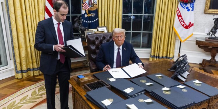 Washington (United States), 20/01/2025.- US President Donald Trump signs numerous executive orders, including pardons for defendants from the January 6th riots and a delay on the TikTok ban, on the first day of his presidency in the Oval Office of the White House in Washington, DC, USA, 20 January 2025. Trump, who defeated Kamala Harris to become the 47th president of the United States, was sworn in earlier in the day, though the planned outdoor ceremonies and events were cancelled due to extremely cold temperatures. (Disturbios, Estados Unidos) EFE/EPA/JIM LO SCALZO / POOL