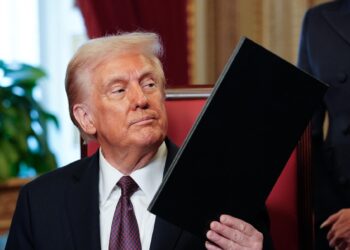 Washington (United States), 20/01/2025.- Newly sworn-in President Donald Trump takes part in a signing ceremony in the President's Room following the 60th inaugural ceremony at the US Capitol in Washington, DC, USA, 20 January 2025. Trump became the 47th president of the United States in a rare indoor inauguration ceremony. The parade was also moved inside Capitol One Arena due to weather. (Estados Unidos) EFE/EPA/Melina Mara / POOL