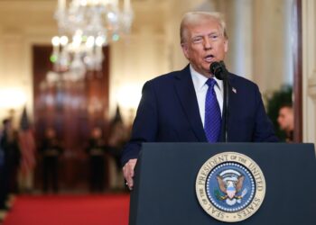 Washington (Usa), 29/01/2025.- US President Donald Trump speaks during an event in the East Room of the White House in Washington, DC, USA, 29 January 2025. The Laken Riley Act is the first bill signed by President Trump in his new administration, named after a slain Georgia nursing student and would require the detention of unauthorized immigrants that have been accused of theft and violent crimes. EFE/EPA/SAMUEL CORUM / POOL