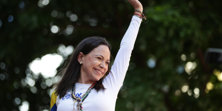 AME9799. CARACAS (VENEZUELA), 09/01/2025.- La líder antichavista María Corina Machado saluda a sus seguidores este jueves, en una manifestación en Caracas (Venezuela). Machado expresó, cuando salió de la clandestinidad para participar en una protesta en Caracas, que Venezuela "superó el miedo" al estar en las calles para -aseguró- defender el reclamado triunfo de Edmundo González Urrutia en las elecciones del pasado julio, en las que Nicolás Maduro fue proclamado ganador por el organismo comicial. EFE/ Ronald Peña R.