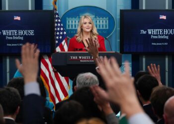 Washington (United States), 31/01/2025.- White House press secretary Karoline Leavitt holds a press briefing at the White House in Washington, DC, USA, 31 January 2025. Leavitt answered a number of questions about the fatal air collision, which took place on 29 January 2025 in Washington DC. EFE/EPA/WILL OLIVER