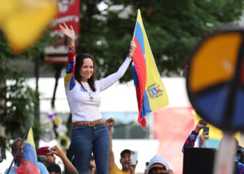 AME9799. CARACAS (VENEZUELA), 09/01/2025.- La líder antichavista María Corina Machado saluda a sus seguidores este jueves, en una manifestación en Caracas (Venezuela). Machado anunció, a un día de la toma de posesión presidencial, el comienzo de una "nueva fase" del proceso para "la libertad de Venezuela", y pidió a los ciudadanos estar atentos a las señales sobre los próximos pasos. EFE/ Miguel Gutiérrez