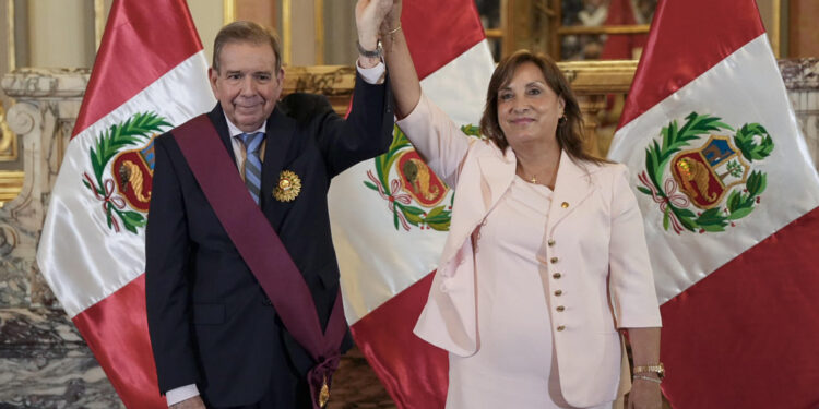 -FOTODELDÍA- AME4924. LIMA (PERÚ), 29/01/2025.- La presidenta de Perú, Dina Boluarte (d) estrecha la mano del líder antichavista Edmundo González Urrutia este miércoles, en el Palacio de Gobierno en Lima (Perú). Boluarte otorgó la máxima condecoración del Estado peruano al líder opositor venezolano Edmundo González Urrutia, a quien reiteró su reconocimiento como mandatario electo. EFE/ John Reyes Mejía