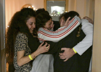 TEL AVIV (ISRAEL), 19/01/2025.- Una de las rehenes liberadas por Hamás se reencuentra con su familia en el hospital Sheba de Tel Aviv este domingo. Las tres rehenes liberadas por Hamás ya se encuentran en territorio israelí en manos del Ejército y han llegado al punto de encuentro donde les reciben sus madres, en el primer día de alto el fuego en la Franja de Gaza. Se trata de tres mujeres civiles -Emily Damari, Doron Steinbrecher y Romi Gonen-, que han sido liberadas tras 471 días de cautiverio en canje por 90 presos palestinos, según el acuerdo alcanzado entre Israel y Hamás. EFE/ Oficina Del Primer Ministro SOLO USO EDITORIAL SOLO DISPONIBLE PARA ILUSTRAR LA NOTICIA QUE ACOMPAÑA (CRÉDITO OBLIGATORIO)