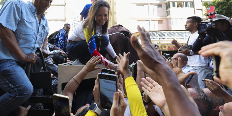 AME9799. CARACAS (VENEZUELA), 09/01/2025.- La líder antichavista María Corina Machado saluda a sus seguidores este jueves, en una manifestación en Caracas (Venezuela). Machado anunció, a un día de la toma de posesión presidencial, el comienzo de una "nueva fase" del proceso para "la libertad de Venezuela", y pidió a los ciudadanos estar atentos a las señales sobre los próximos pasos. EFE/ Miguel Gutiérrez