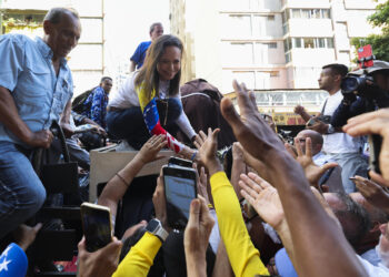 AME9799. CARACAS (VENEZUELA), 09/01/2025.- La líder antichavista María Corina Machado saluda a sus seguidores este jueves, en una manifestación en Caracas (Venezuela). Machado anunció, a un día de la toma de posesión presidencial, el comienzo de una "nueva fase" del proceso para "la libertad de Venezuela", y pidió a los ciudadanos estar atentos a las señales sobre los próximos pasos. EFE/ Miguel Gutiérrez