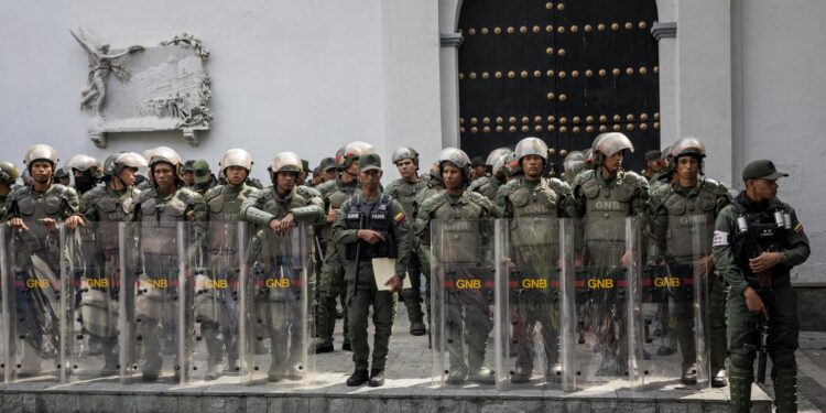 AME8765. CARACAS (VENEZUELA), 05/01/2025.- Militares custodian las inmediaciones del Palacio Federal Legislativo este domingo, en Caracas (Venezuela). El Parlamento de Venezuela comenzó el año legislativo, el último del quinquenio 2021-2026, con la juramentación del presidente del país, Nicolás Maduro, como "un nuevo desafío" en el horizonte, para el próximo 10 de enero, anticipó la diputada oficialista Tania Díaz, jefa del Bloque Parlamentario de la Patria. EFE/ Miguel Gutiérrez